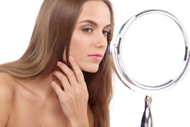 顔の皮膚を気にしている女性