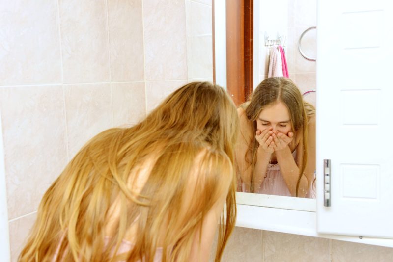 洗顔している女性