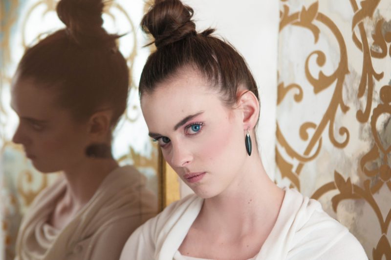 鏡の前に寄り掛かっている女性