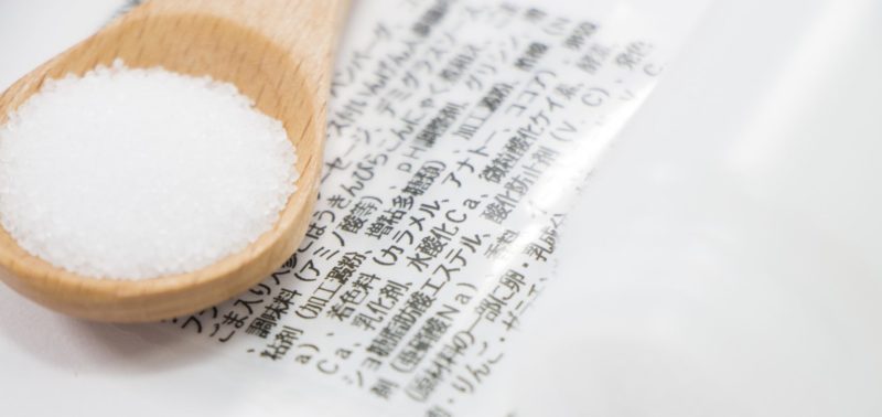 食品添加物の表記とスプーンにのった食品添加物