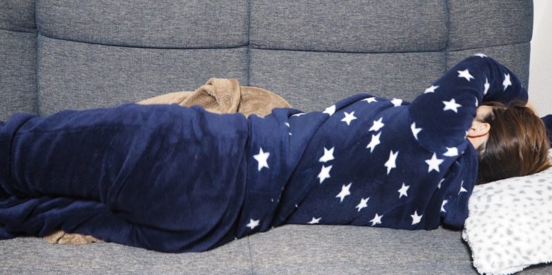 ソファーに横たわる女性