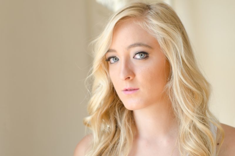 こちらを見ている金髪の女性
