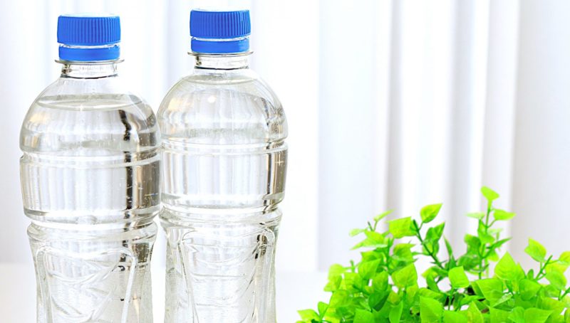 水が入ったペットボトル