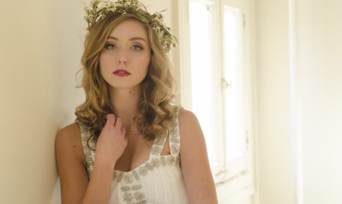 花飾りをした白い服の女性