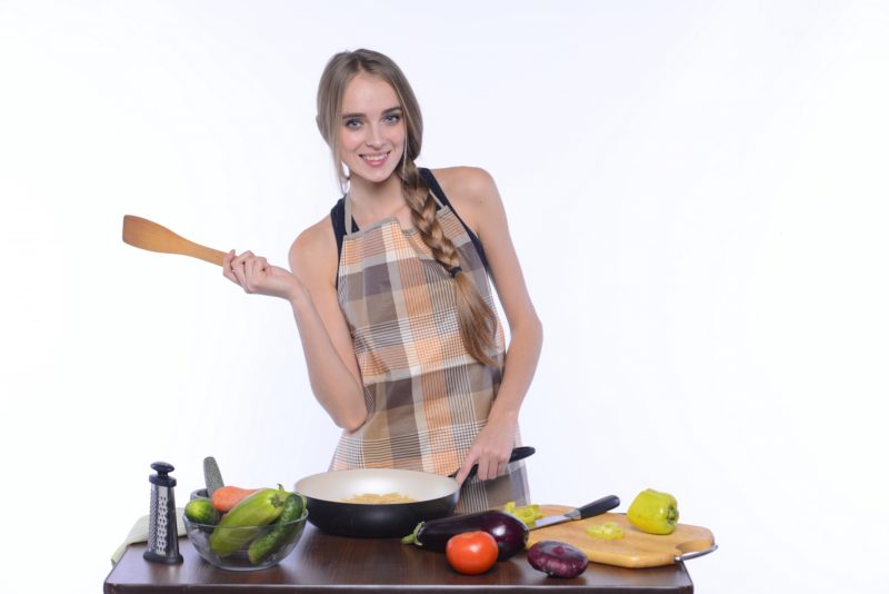 料理をしている女性