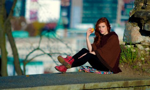 塀に座っている女性