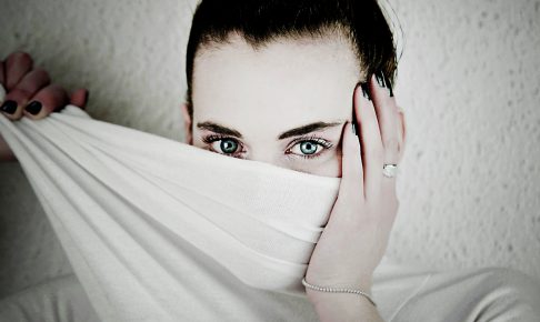 布で半分顔を覆った女性