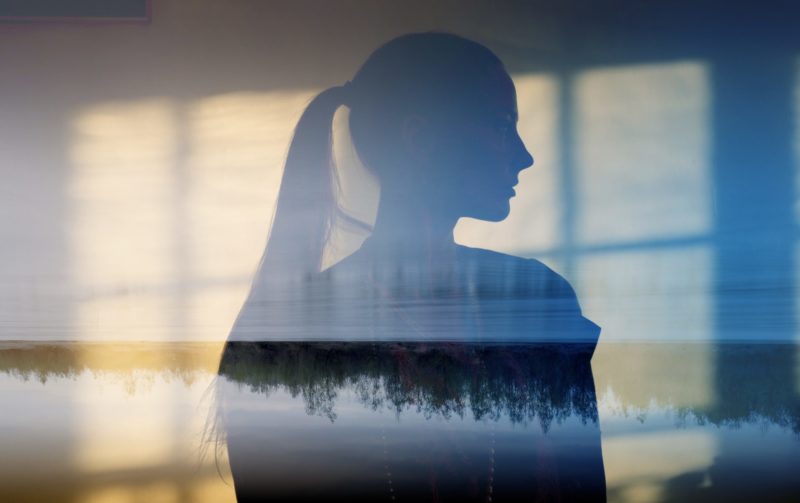 窓越しに映る女性
