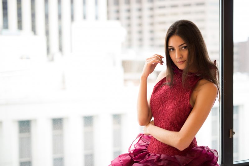 窓際に腰掛ける女性