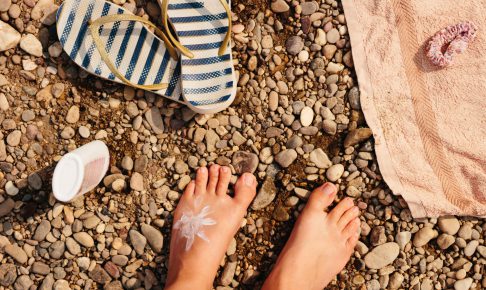 日焼け止めで足に書かれた太陽を