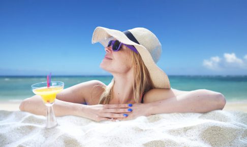 砂浜にいる女性