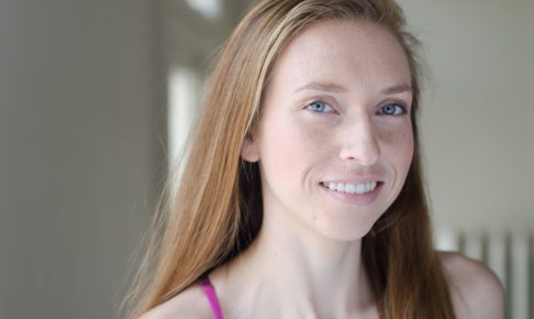 カメラ目線ではにかむ外国人女性