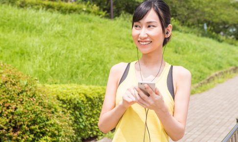 スマートフォンで音楽を聴く人