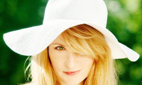 帽子をかぶった金髪の女性