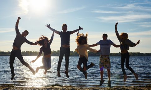 海辺に集まる若者達