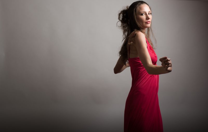 ファッションを楽しむ女性