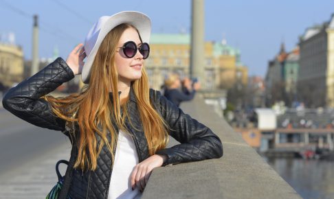 川岸にいる女性