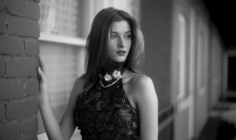 ドレスを着た外国人女性モノクロ