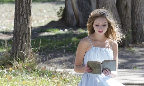 外で本を読む女性