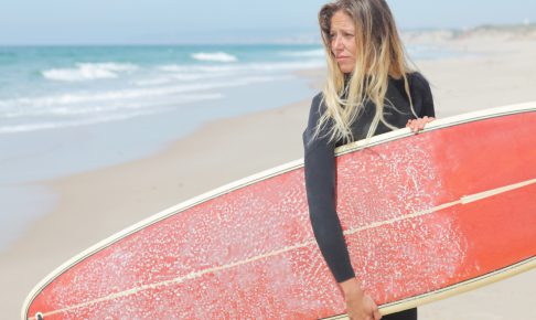 サーフボードを持っている女性