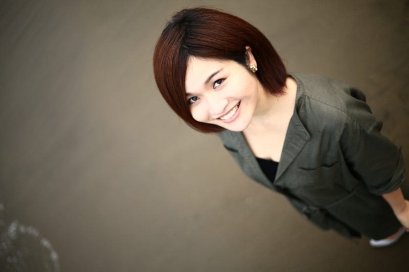 色白茶髪の外国人女性