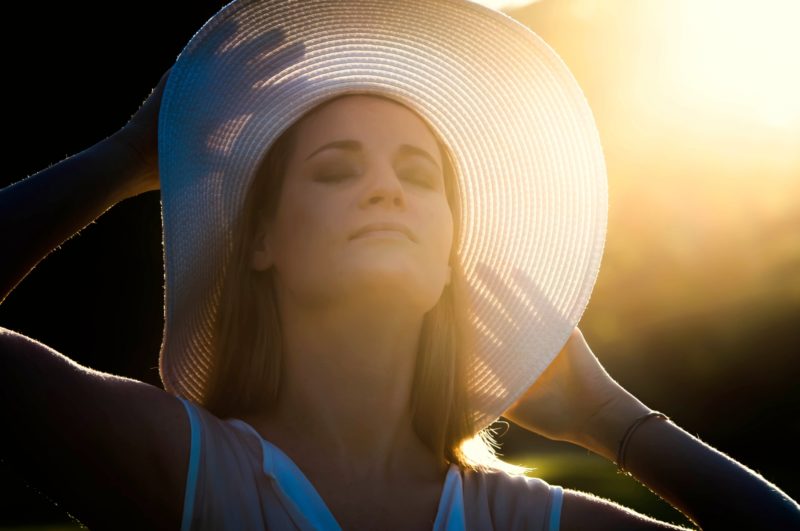 麦わら帽子を被った外国人女性