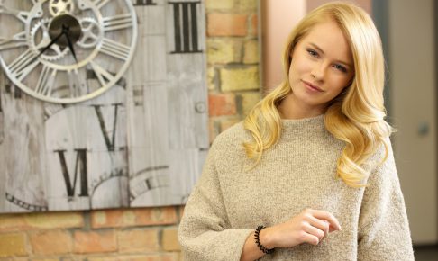 微笑んでいる金髪の女性