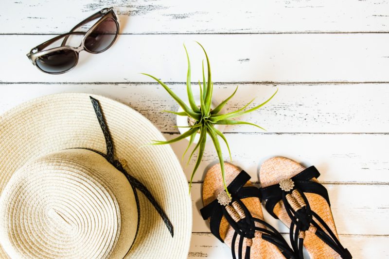 サングラスと帽子とサンダル