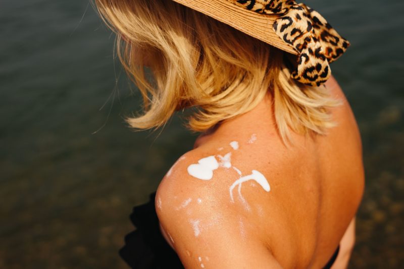 日焼け止めを塗った女性