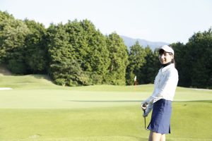 ゴルフ場と女性プレイヤー