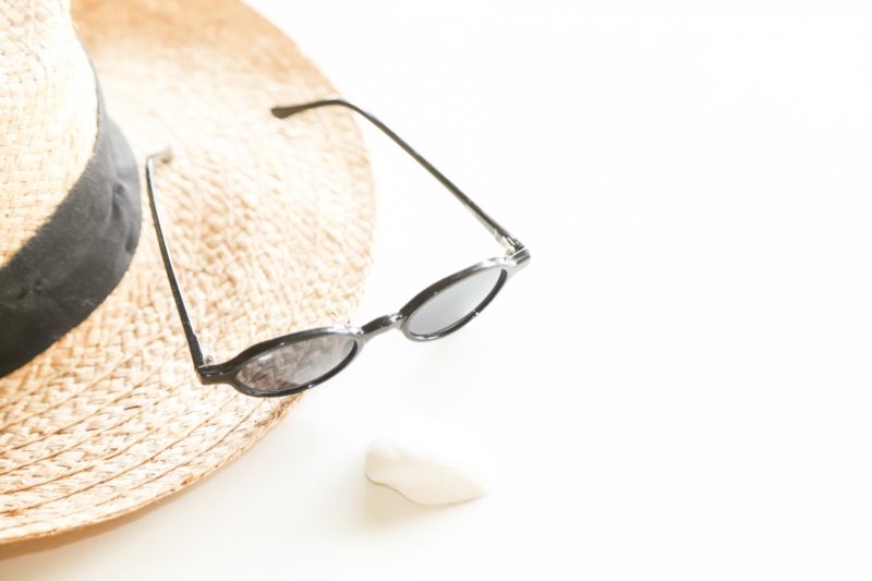 麦わら帽子とサングラス