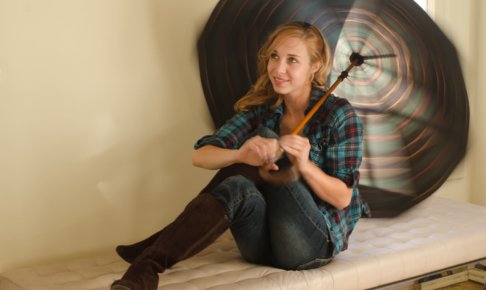 傘を持って座る女性