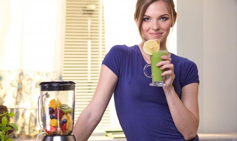スムージーを飲む女性
