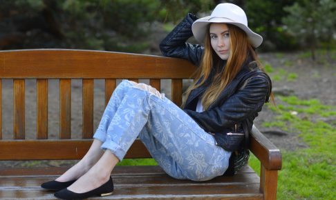 ベンチに座る女性