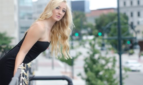 ベランダの外国人女性