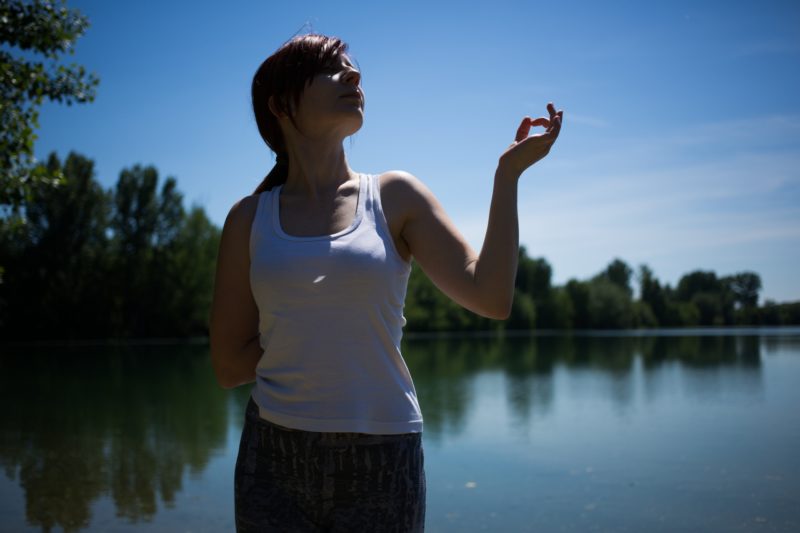 紫外線を浴びている女性