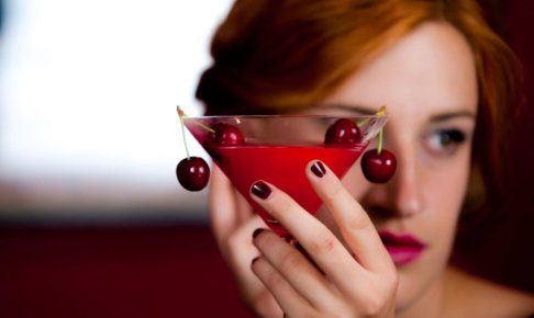 カクテルを持った女性