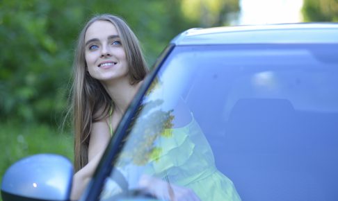 車に乗る女性