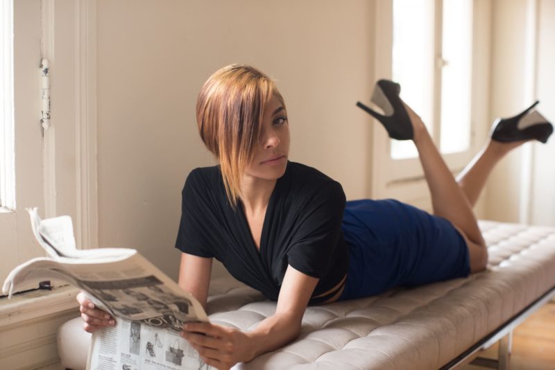 新聞を読んでいる女性