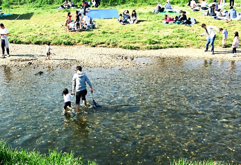 川遊びをしている人達