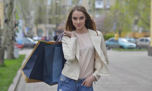 買い物をする女性