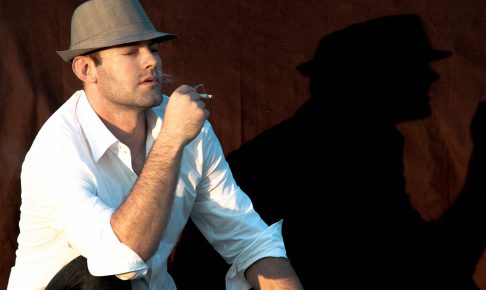 帽子でお洒落している男性