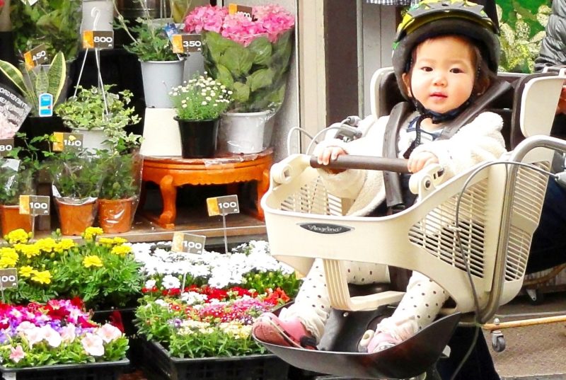 自転車に乗った子ども