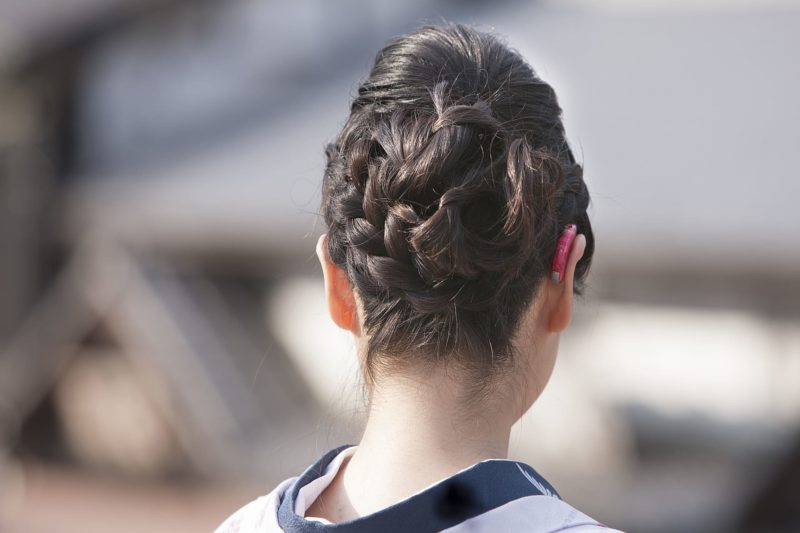 首に紫外線が当たっている女性