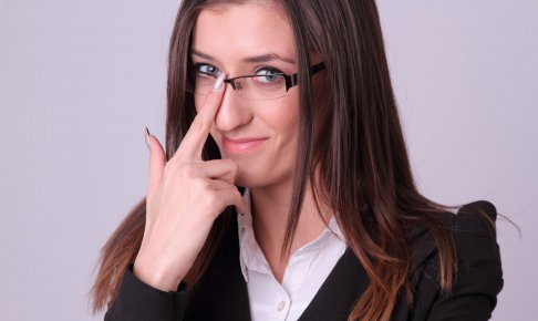 眼鏡をかけたスーツ女性