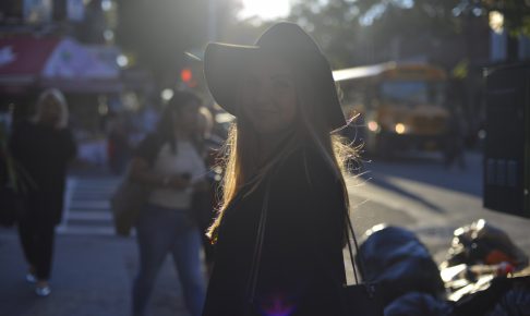 帽子を被っている女性