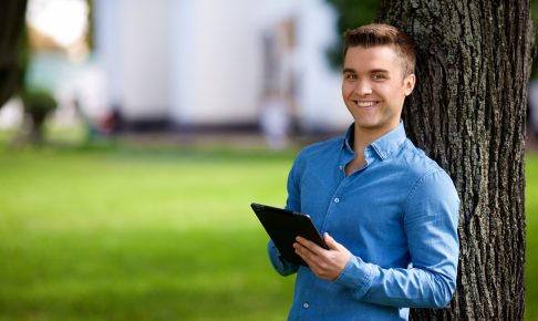 笑顔でこちらを見ている男性