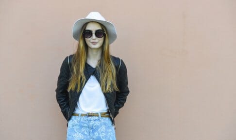 サングラスを掛けている女性