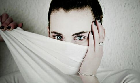 紫外線に立ち向かう女性