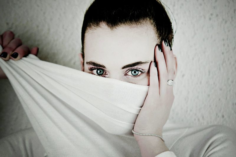 紫外線に立ち向かう女性